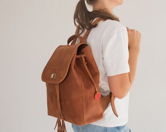 Tassel drawstring backpack with twist lock made of leather in two sizes and colors, add personalization