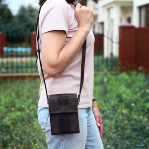 Monedero crossbody para teléfono celular, estuche crossbody para teléfono inteligente de cuero hecho a mano, mini bolso de cuero crossbody para iPhone, ideas de regalos para ella