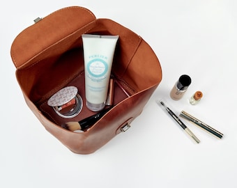 Custom Leather Toiletry Bag for Women, Personalized Toiletry Bag, Monogrammed Cosmetic Bag, Leather Dopp Kit, Gift For Her, Anniversary Gift