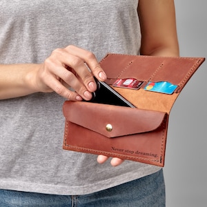 Cartera de mujer de cuero personalizada de diferentes colores con nombre de personalización en el frente y mensaje en el interior, regalos para ella, regalo de aniversario