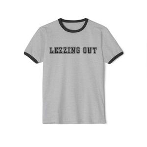 Lesbianas con chaquetas amarillas, inspiración LGBTQ+, ropa informal, regalo divertido, comodidad para el día a día.