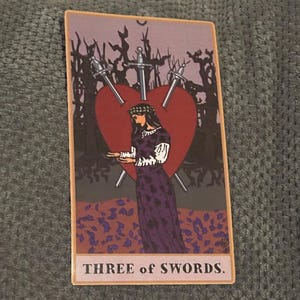 Agatha Harkness Marvel Show Tarot Karte wasserdichter Aufkleber - Versandfertig - Agatha alle zusammen - Drei der Schwerter