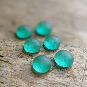 6 Recycled seaglass cabochons (emerald green) (8mm) for mosaics or jewellery making. Hand shaped, delicately frosted and flat backed.