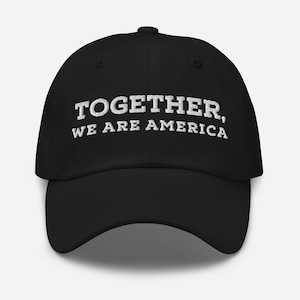 Puede incluir: Gorra de béisbol negra con el texto blanco bordado "TOGETHER, WE ARE AMERICA". La gorra tiene una visera curva y una correa ajustable en la parte trasera. Hecha de tela suave y duradera.