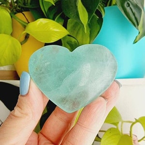 Groen fluoriet hart, gesneden kristallen hart, edelsteen hart, fluoriet hart, natuurlijk edelsteen kristal hart, kristal geschenk, kristal decor