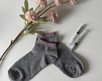 Calcetines de fertilidad – Calcetines de apoyo para FIV/ICSI – Comodidad y humor durante el tratamiento de fertilidad – Regalo con punción – Gris – Talla 35-38