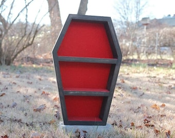 Ataúd gótico con estantes forrados de terciopelo rojo triturado (HECHO A PEDIDO)