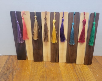 Marcador de libros de madera dura hecho a mano: nogal o arce con borla