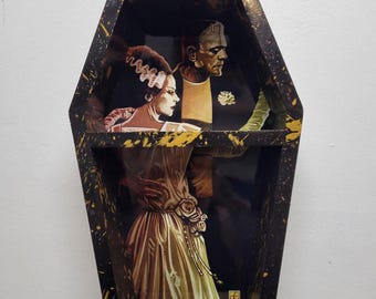 Estante de exhibición de ataúdes con temática de Frankenstein y la novia de Frankenstein