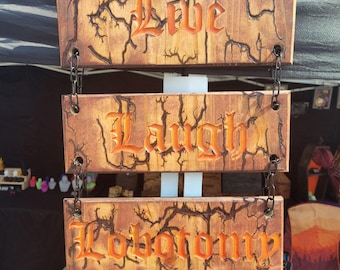 Letrero de madera fractal de tres niveles "Vive, ríe, lobotomía"
