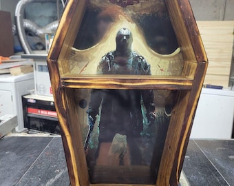 Estante de exhibición de ataúdes con temática de Jason Voorhees