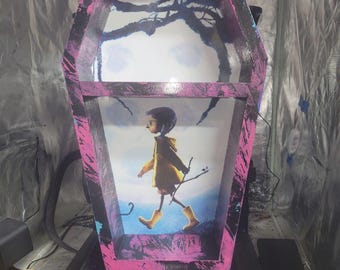 Estante expositor de ataúdes con temática de Coraline