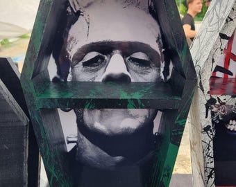 Estante de exhibición de ataúdes con temática de Frankenstein
