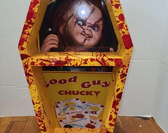 Estante expositor de ataúdes con temática de Chucky de Good Guys