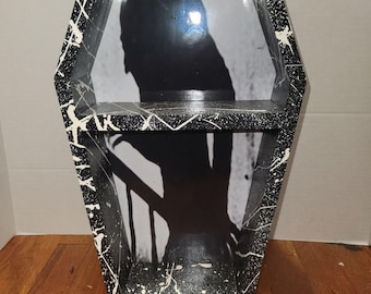 Estante expositor de ataúdes con temática de Nosferatu