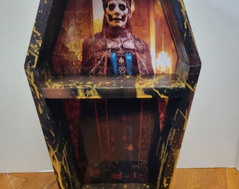 Estante de exhibición de ataúdes con temática de Papa Emérito IV