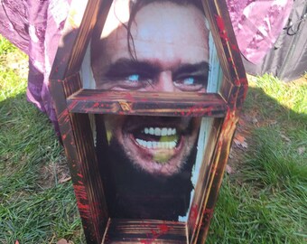 Estante expositor de ataúdes con temática de Jack Torrance de El Resplandor