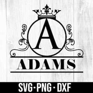 Könnte beinhalten: Schwarzweißes Monogramm-Design mit einer Krone über dem Buchstaben A und dem Wort "ADAMS" darunter. Das Design befindet sich auf einem weißen Holzgrund.