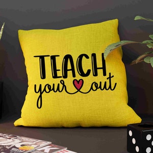 Może przedstawiać: Ż&oacute;łta poduszka z napisem "Teach your heart out" czarnymi literami i czerwonym sercem.