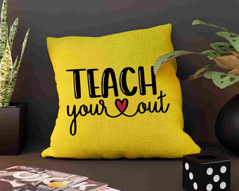 Może przedstawiać: Ż&oacute;łta poduszka z napisem "Teach your heart out" czarnymi literami i czerwonym sercem.