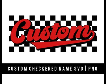 Könnte beinhalten: Roter Text "Custom" in einer Retro-Schriftart mit einem schwarz-weiß karierten Hintergrund. Der Text "CUSTOM CHECKERED NAME SVG | PNG" befindet sich unterhalb des Designs.