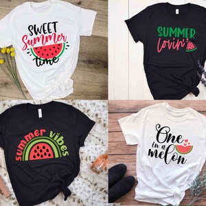 Puede incluir: Cuatro camisetas diferentes con dise&ntilde;os de sand&iacute;a y texto de tem&aacute;tica veraniega. Las camisetas son blancas y negras con detalles en verde, rojo y rosa. El texto en las camisetas incluye "Sweet Summer Time", "Summer Lovin'", "Summer Vibes" y "One in a Melon".