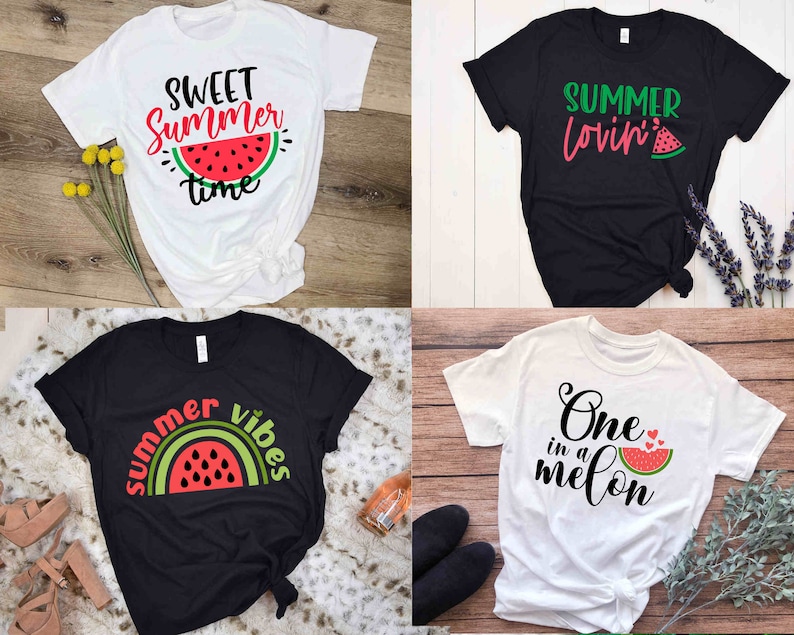 Puede incluir: Cuatro camisetas diferentes con dise&ntilde;os de sand&iacute;a y texto de tem&aacute;tica veraniega. Las camisetas son blancas y negras con detalles en verde, rojo y rosa. El texto en las camisetas incluye "Sweet Summer Time", "Summer Lovin'", "Summer Vibes" y "One in a Melon".