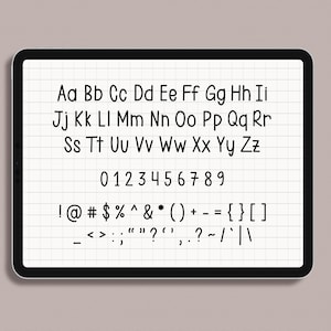 K&ouml;nnte beinhalten: Ein Bildschirm eines digitalen Tablets, auf dem ein handgeschriebenes Alphabet, Zahlen und Satzzeichen auf einem wei&szlig;en Gitterhintergrund angezeigt werden.