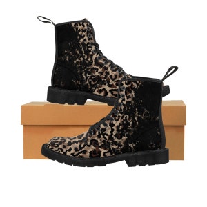 Roer in stijl met deze klassieke canvas laarzen met luipaardprint voor dames