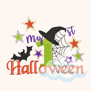 Peut inclure: Le chiffre un vert avec un chapeau de sorcière noir et une toile d'araignée, entouré d'étoiles. Le texte "my 1st Halloween" est en orange et violet.