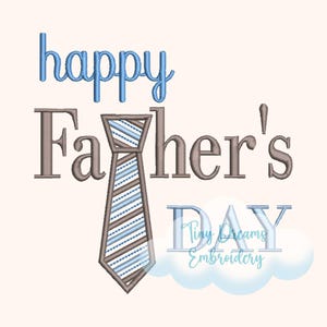 Op de afbeelding: Een geborduurd ontwerp met de woorden "happy Father's Day" in blauw en bruin. Een stropdas met blauwe en bruine strepen staat centraal. De woorden "Tiny Dreams Embroidery" zijn ook opgenomen.
