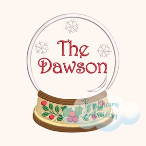 Könnte beinhalten: Eine weiße Schneekugel mit einem roten und grünen Stechpalmenrand. Der Text "The Dawson" befindet sich im Inneren der Kugel, zusammen mit weißen Schneeflocken.
