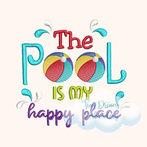 Könnte beinhalten: Ein gesticktes Design mit dem Text "The Pool is my happy place". Das Wort "Pool" ist türkis, das Wort "The" ist rot und "happy" ist lila. Zwei Strandbälle sind in der Mitte, und Wasserspritzer sind türkis und weiß.