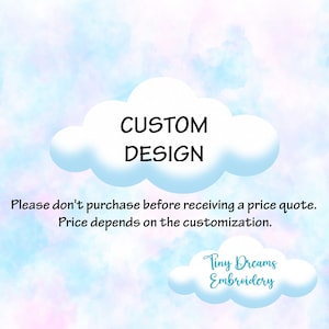 Puede incluir: Una nube azul y blanca con el texto "CUSTOM DESIGN" en negro. Debajo de la nube, el texto dice "Por favor, no compre antes de recibir un presupuesto. El precio depende de la personalización."  Debajo de eso, una nube azul y blanca más pequeña con el texto "Tiny Dreams Embroidery" en azul.