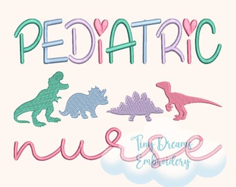 Puede incluir: Diseño bordado con el texto "PEDIATRIC nurse" en rosa, azul y verde con corazones y siluetas de dinosaurios.