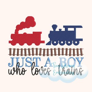 Può includere: Disegno ricamato di due treni giocattolo, uno rosso e uno blu, su un binario marrone con il testo "Just a boy who loves trains".