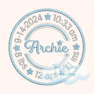 Può includere: Annuncio di nascita ricamato con il nome "Archie" in corsivo azzurro. Il design include data, ora, peso (3,6 kg, 340 g) e lunghezza (ins) in una cornice circolare con stelle e un bordo di perline.