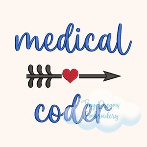 Może przedstawiać: Haftowany wzór z tekstem "medical" w niebieskim stylu pisma odręcznego, strzałka z czerwonym sercem w środku i tekstem "code" w niebieskim stylu pisma odręcznego poniżej. Wzór znajduje się na białym tle.