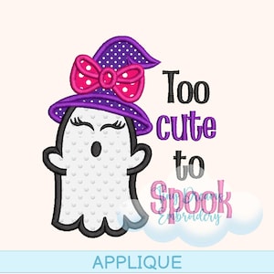 Puede incluir: Ilustración de un fantasma blanco con un sombrero de bruja morado y un lazo rosa. El texto dice "Too cute to Spook". La palabra "APPLIQUE" está en la parte inferior.