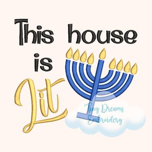 Puede incluir: Esta casa está iluminada con una menorá azul con nueve velas doradas. El texto está en negro y dorado.