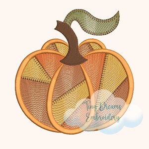 Può includere: Una zucca a patchwork con un gambo marrone e una foglia verde. La zucca è composta da diverse tonalità di arancione, marrone e giallo.