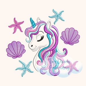 Puede incluir: Un unicornio blanco con un cuerno azul y pelo rosa, azul y morado. El unicornio está rodeado de conchas moradas y estrellas de mar azules.