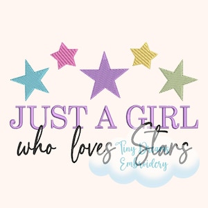 Puede incluir: Diseño bordado con cinco estrellas de colores en fila sobre el texto "JUST A GIRL who loves Stars".