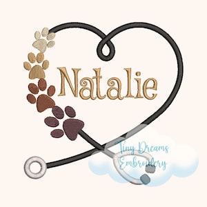 Peut inclure: Broderie représentant un stéthoscope en forme de cœur avec des empreintes de pattes autour du cœur et le nom Natalie à l'intérieur du cœur. Le texte "Tiny Dreams Embroidery" est sous le cœur.