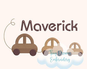 Peut inclure: Fond beige clair avec le nom "Maverick" en script marron au-dessus de trois voitures jouets marron. Les voitures sont reliées par un pointillé et reposent sur un nuage blanc. Le texte "Tiny Dreams Embroidery" est en dessous.