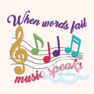 Puede incluir: Un diseño de bordado que presenta una clave de sol y notas musicales en un pentagrama con el texto "When words fail music speaks".