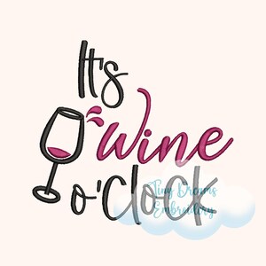 Könnte beinhalten: Ein gesticktes Design mit dem Schriftzug "It's Wine O'Clock" in schwarzer und magentafarbener Schrift. Ein Weinglas mit magenta Wein ist neben dem Text abgebildet. Die Worte "Tiny Dreams Embroidery" sind ebenfalls vorhanden.