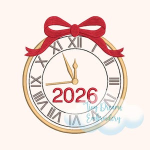 Könnte beinhalten: Eine goldfarbene Uhr mit römischen Ziffern und einer roten Schleife oben. Die Zeiger der Uhr zeigen auf Mitternacht, und das Jahr 2026 ist rot dargestellt. Das Zifferblatt ist weiß.