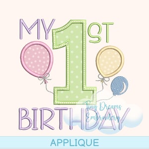 Puede incluir: Un diseño de aplique para un primer cumpleaños, con las palabras "MY 1ST BIRTHDAY" en lavanda y azul claro. Se incluyen globos en rosa, amarillo y azul. El diseño también incluye el texto "APPLIQUE" y "Tiny Dreams Embroidery".