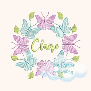 Könnte beinhalten: Gesticktes Design mit einem Kranz aus Schmetterlingen und Blättern, in dessen Mitte der Name "Claire" steht. Das Design ist in Rosa-, Blau- und Grüntönen gehalten.